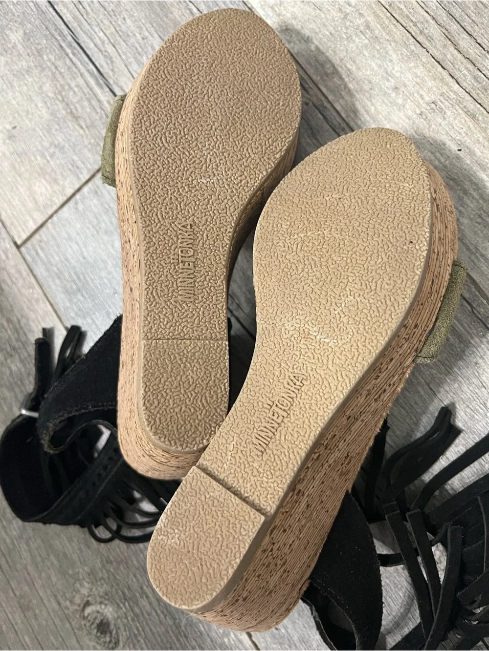 Minnetonka Black and Olive Suede Fringe Cork Wedge Sandals women’s 7